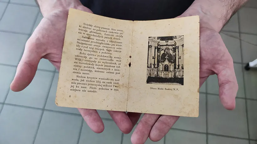 Знойдзены папяровы абразок з фотаздымкм алтара. Фота Аляксея Шоты