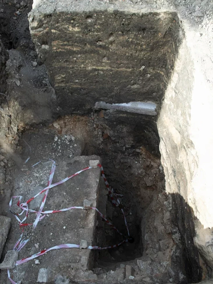 Sciana carkvy XII stahoddzia ŭ raskopie na terytoryi Novaha zamka