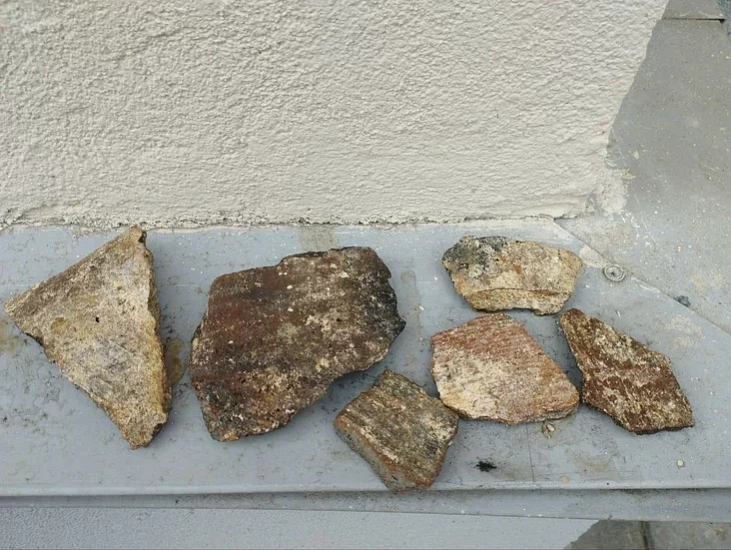 Frahmienty kieramiki (halasnikoŭ?) z raskopa na terytoryi Novaha zamka