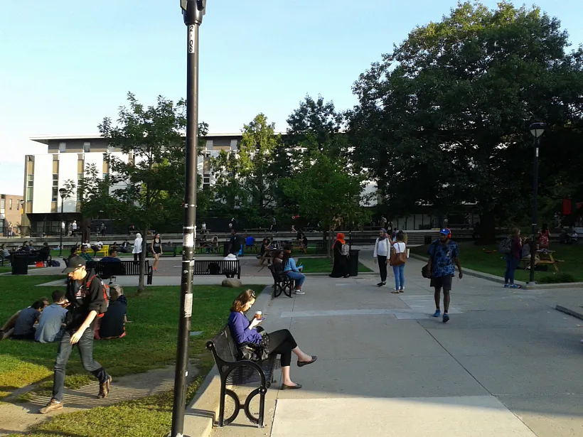 На тэрыторыі кампусу пры ўніверсітэце (2).jpg На тэрыторыі кампусу пры ўніверсітэце (2).jpg