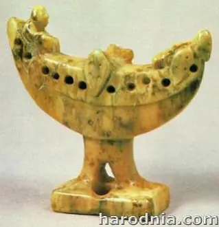 Šachmatnaja ładździa, znojdzienaja ŭ čas raskopak u Hrodnie ŭ 1930-ch. Šachmatnaja ładździa, znojdzienaja ŭ čas raskopak u Hrodnie ŭ 1930-ch.