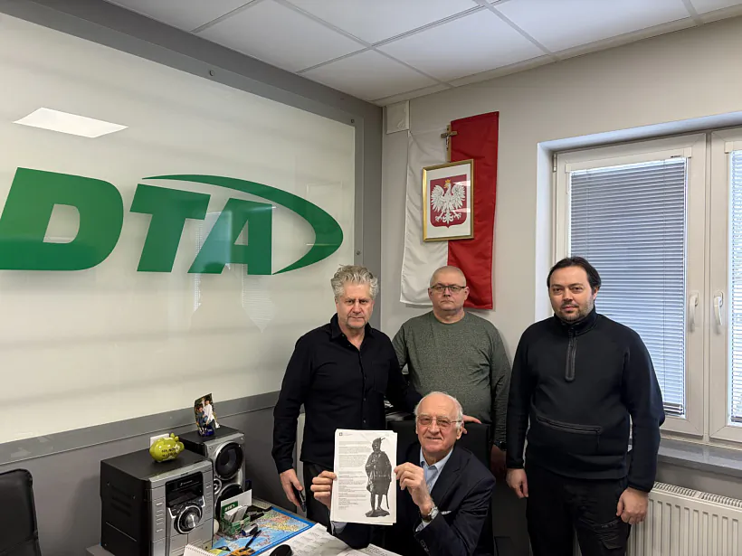 Jaraslaŭ Mystkoŭski, Maryjuš Ničyporuk i Paviel Macukievič. Unizie: Ryšard Boś