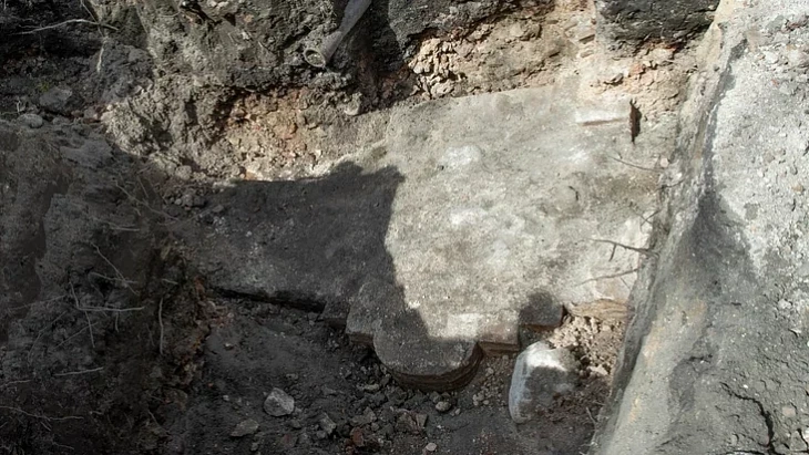 Raskrapavanaja trochstupieńčaja piliastra carkvy XII stahoddzia ŭ raskopie na terytoryi Novaha zamka