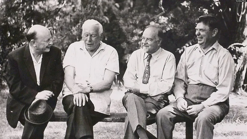 Arkadź Kuliašoŭ, Michaś Lyńkoŭ, Vitaĺ Voĺski, Maksim Tank. 1969 h. Arkadź Kuliašoŭ, Michaś Lyńkoŭ, Vitaĺ Voĺski, Maksim Tank. 1969 h.