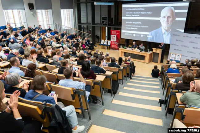 Sustreča z nobelieŭskim liaŭreatam Aliesiem Bialiackim u Varšaŭskim universytecie