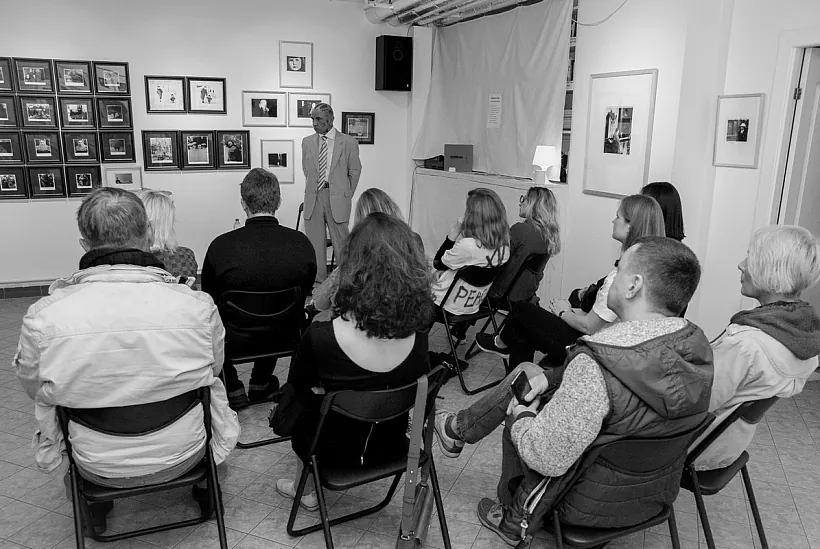 Сустрэча з фатографам Ігарам Саўчанка ў межах выставы «Галоўная драпіна», кастрычнік 2019, галерэя Прасторы КХ (фота: Сяргей Нікрашэвіч) Сустрэча з фатографам Ігарам Саўчанка ў межах выставы «Галоўная драпіна», кастрычнік 2019, галерэя Прасторы КХ (фота: Сяргей Нікрашэвіч)