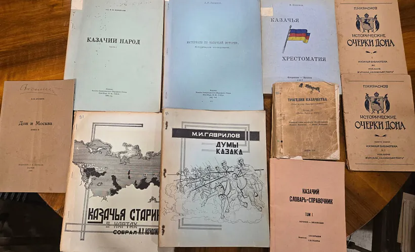 Казачыя_выданні_з_бібліятэкі_Св_Кірылы_Тураўскага_ў_Брукліне.jpg