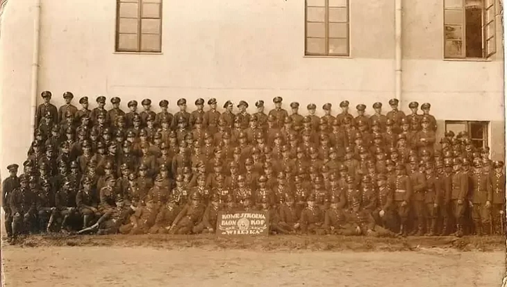 Navučaĺnaja rota bataĺjona Korpusa achovy pamiežža «Viliejka» na fonie kazarmy. 1930-ja
