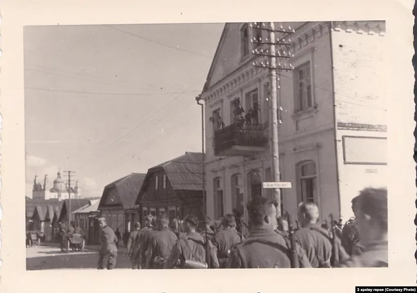 Niamieckija žaŭniery iduć pa vulicy Zamkavaj u Hlybokim Niamieckija žaŭniery iduć pa vulicy Zamkavaj u Hlybokim