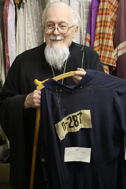 Лагерная роба Ларысы Геніюш у руках а.Аляксандра Надсана (2).jpg Лагерная роба Ларысы Геніюш у руках а.Аляксандра Надсана (2).jpg