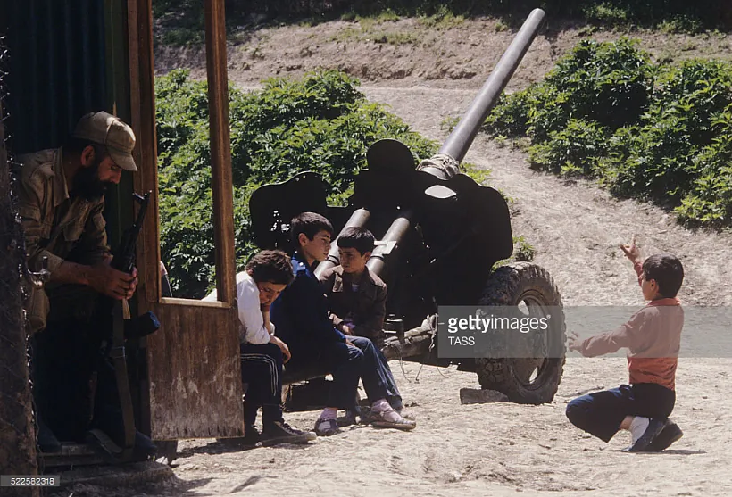 Звычайны пейзаж часоў першай вайны ў Нагорным Карабаху.jpg