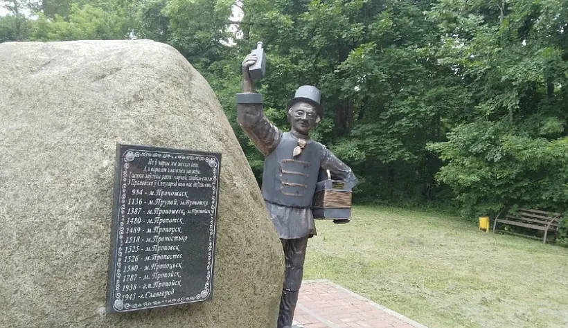 Pamiatny kamień u Słaŭharadzie, dzie paznačany nazvy, pad jakimi ŭ rozny čas zhadvajecca horad Pamiatny kamień u Słaŭharadzie, dzie paznačany nazvy, pad jakimi ŭ rozny čas zhadvajecca horad