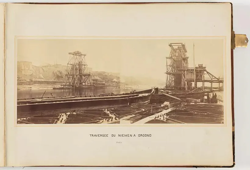 Будаўніцтва моста цераз Нёман у Гродне — адзін з найстарэйшых гарадскіх здымкаў у Беларусі. Антал Рорбах, 1861. Фота: limis.lt