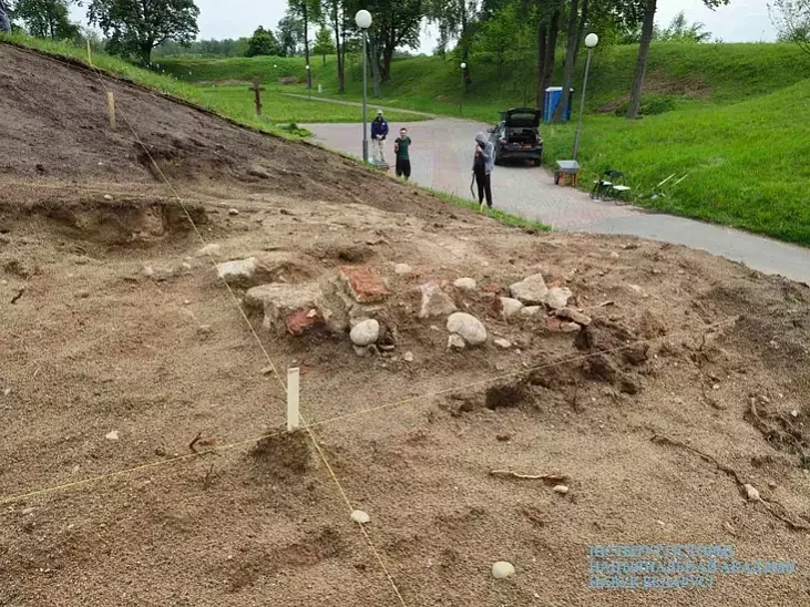 Raskopki vala Zaslaŭskaha zamka