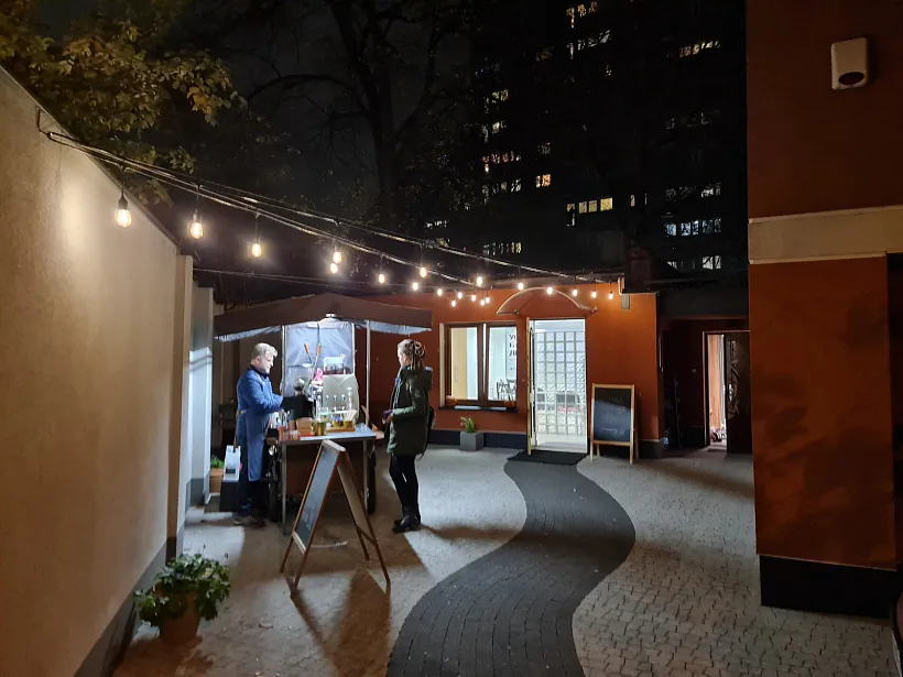 Вечаровае асвятленне ў беларускім моладзевым хабе ў Варшаве Вечаровае асвятленне ў беларускім моладзевым хабе ў Варшаве