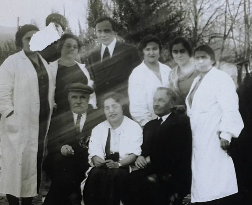 Янка Купала і Эліко Метэхелі (у першым шэрагу пасярэдзіне) Янка Купала і Эліко Метэхелі (у першым шэрагу пасярэдзіне)