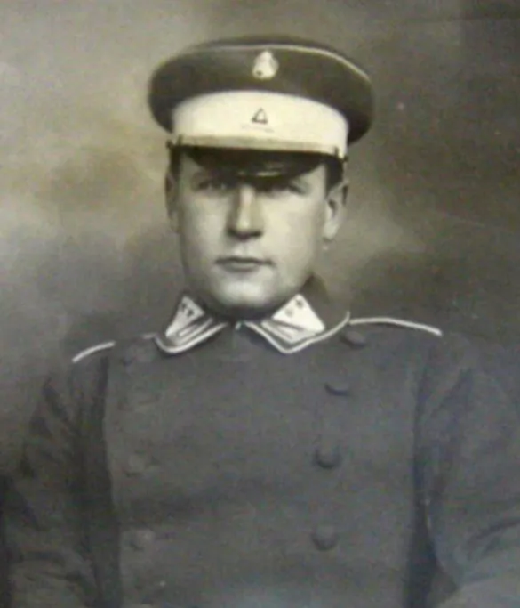 Kastuś Jezavitaŭ u formie litoŭskaha ŭzoru