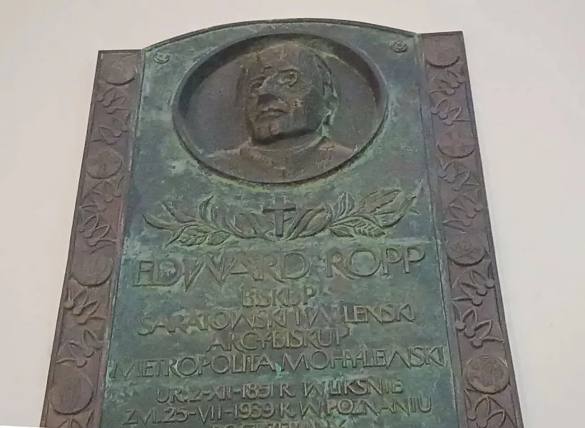 Miemaryjalnaja šylda ŭ honar arcybiskupa Edvarda Ropa