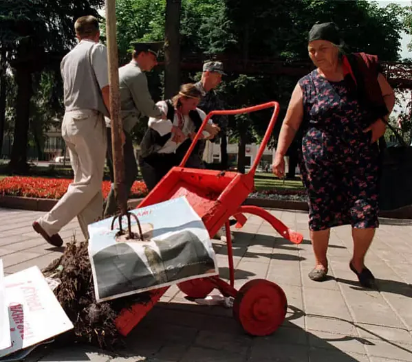 Samy viadomy pierformans Aliesia Puškina «Hnoj dlia prezidenta», 1999 hod (na piacihoddzie praŭliennia Aliaksandra Lukašenki)