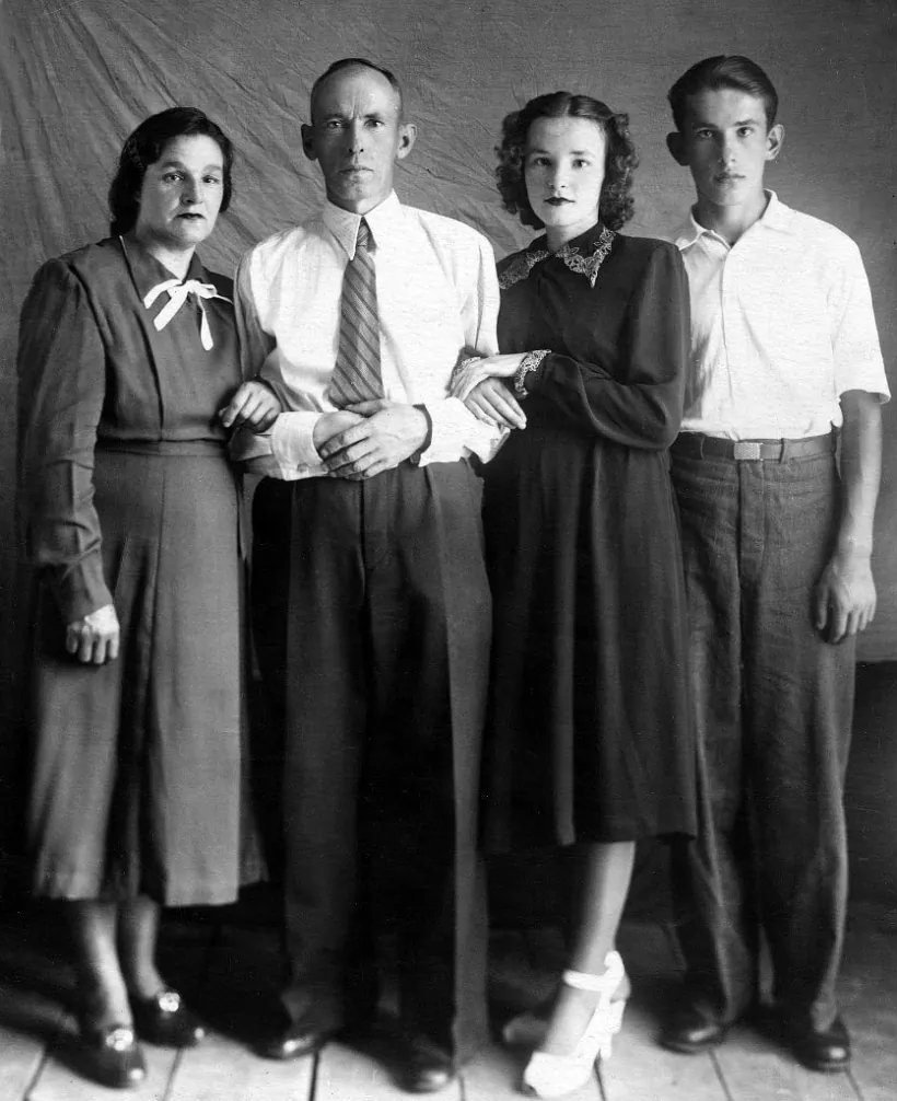З бацькамі Сцепанідаи Іванаунаи Якавам Дарафеевічам і братам Валодзем. 1952 г..jpg