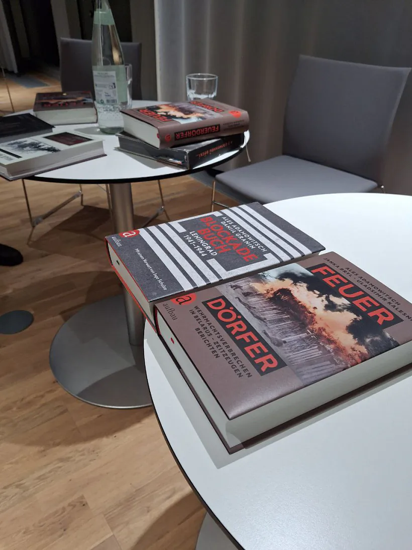 Padčas prezientacyi niamieckamoŭnaha vydannia knihi «Ja z vohniennaj vioski» 18 listapada ŭ Bierlinie Padčas prezientacyi niamieckamoŭnaha vydannia knihi «Ja z vohniennaj vioski» 18 listapada ŭ Bierlinie