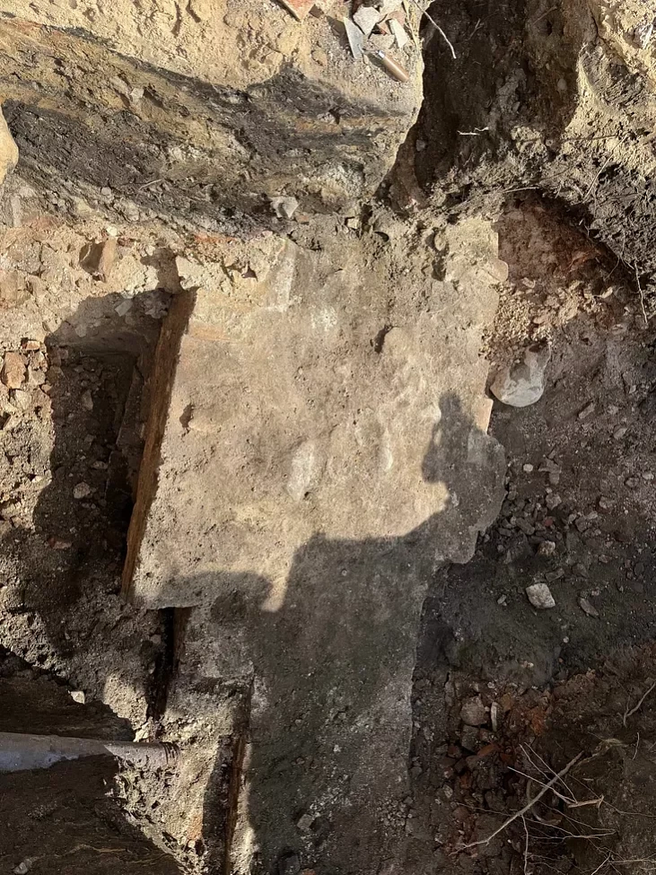 Sciana carkvy XII stahoddzia ŭ raskopie na terytoryi Novaha zamka