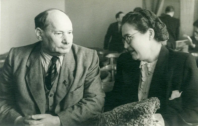 Jakub Kolas i Aliaksandra Piatroŭna Rabinina na plienumie piśmiennikaŭ BSSR. Minsk, 1952 h.