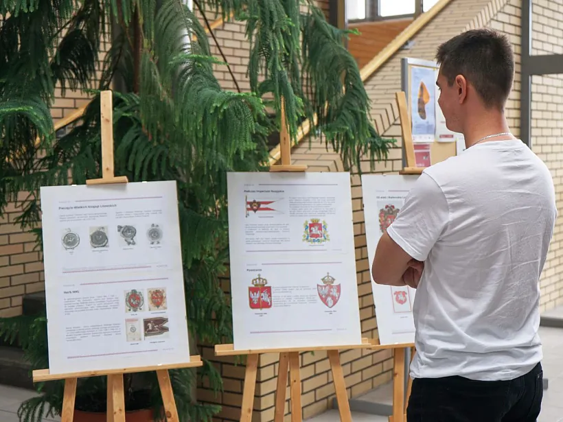 Выстава пра гісторыю беларускіх сімвалаў ва Універсітэце Адама Міцкевіча ў Познані Выстава пра гісторыю беларускіх сімвалаў ва Універсітэце Адама Міцкевіча ў Познані