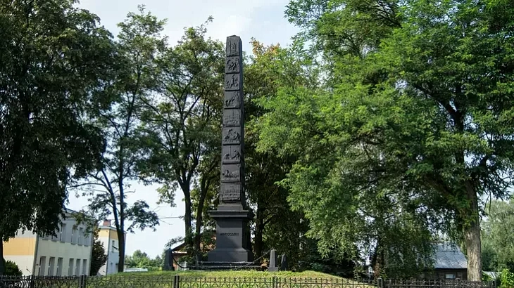 Pomnik budaŭnictvu Varšaŭskaj šašy ŭ Tarespali Pomnik budaŭnictvu Varšaŭskaj šašy ŭ Tarespali