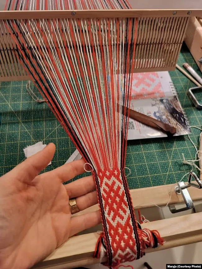 Praces tkańnia pojasa na biordzie