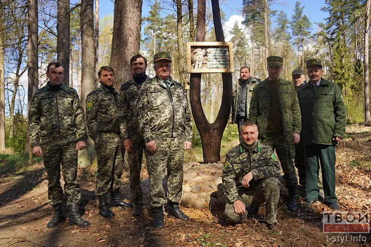 Супрацоўнікі лясніцтва на фоне памятнага знака. Крыніца: t-styl.info