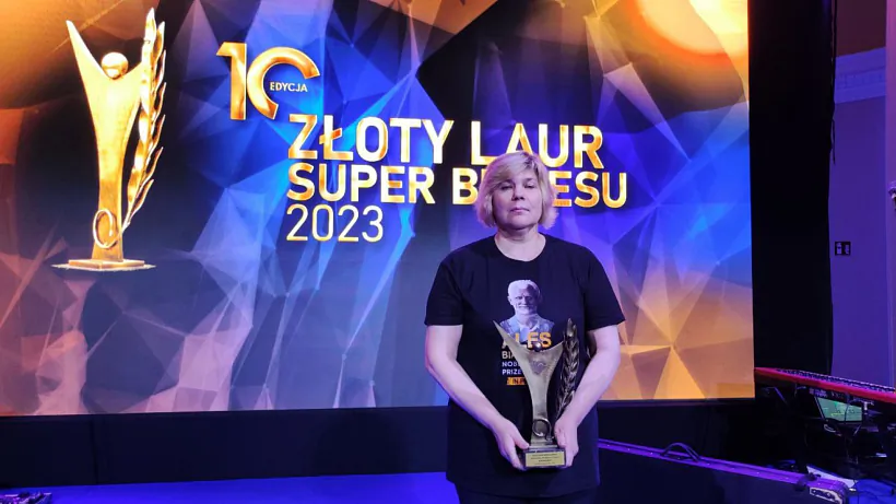 Alena Łapcionak z «Załatymi łaŭrami» dla Alesia Bialackaha Alena Łapcionak z «Załatymi łaŭrami» dla Alesia Bialackaha