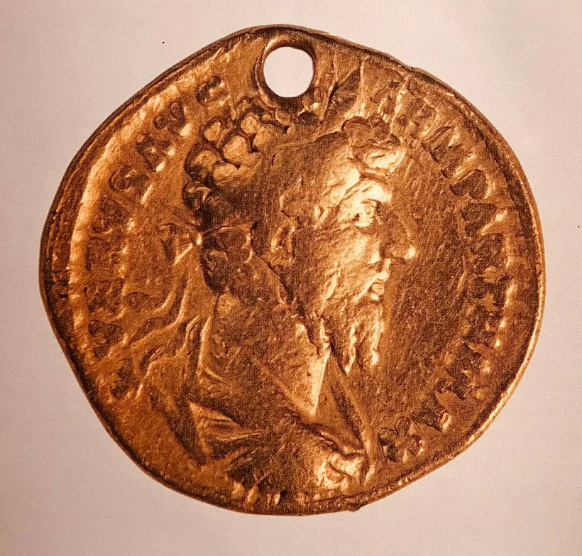 Рэдкая залатая рымская манета, якую выкарыстоўвалі як упрыгожванні - звярніце ўвагу на дзірку.jpg Рэдкая залатая рымская манета, якую выкарыстоўвалі як упрыгожванні - звярніце ўвагу на дзірку.jpg