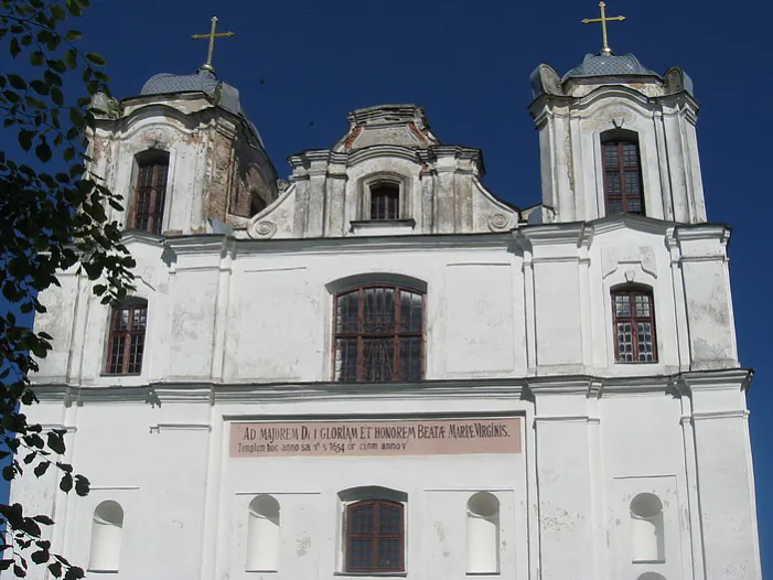 Fasad Karmielickaha kasciola z nadpisam na lacinie Fasad Karmielickaha kasciola z nadpisam na lacinie