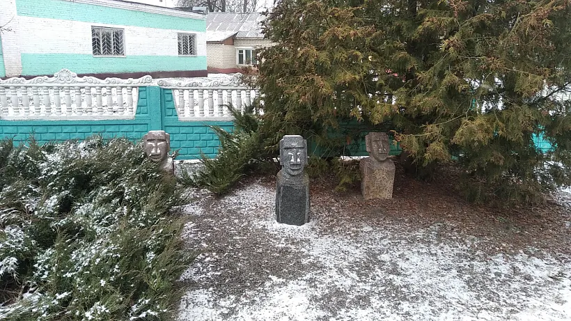 skulptury Маленькія скульптуркі, падобныя да мааі з вострава Пасхі.