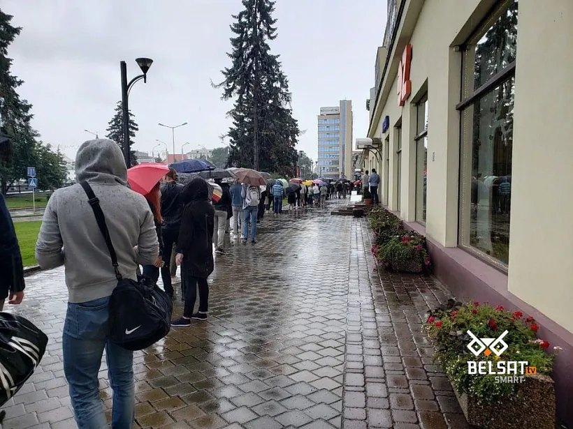 Чарга_ў_менскую_кавярню,_дзе_сілавікі_выбілі_шыбу.jpg Чарга_ў_менскую_кавярню,_дзе_сілавікі_выбілі_шыбу.jpg