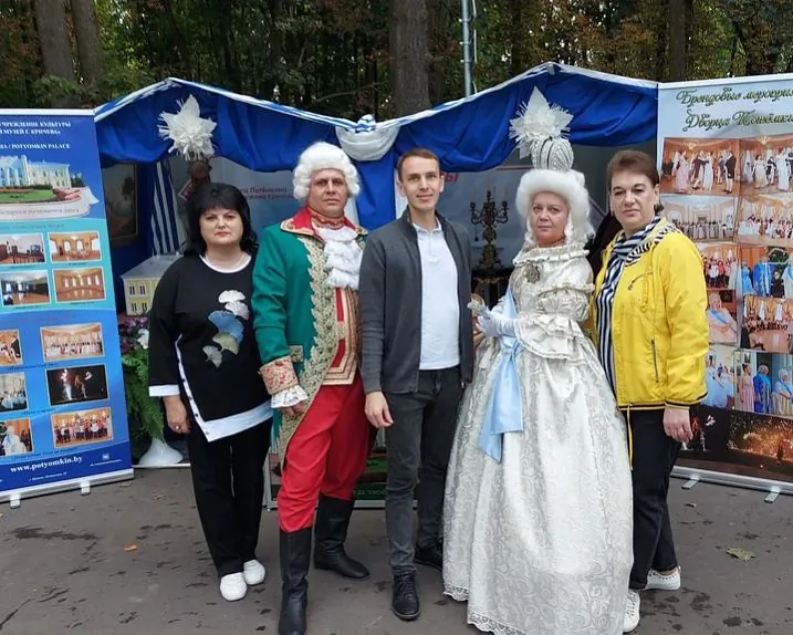 Рэпрэзентацыя супрацоўнікамі музея на «Вераснёўскім фэсце» у Жылічах, у цэнтры яго дырэктар — Уладзімір Мішчанка. Фота: інстаграм-старонка крычаўскага музея