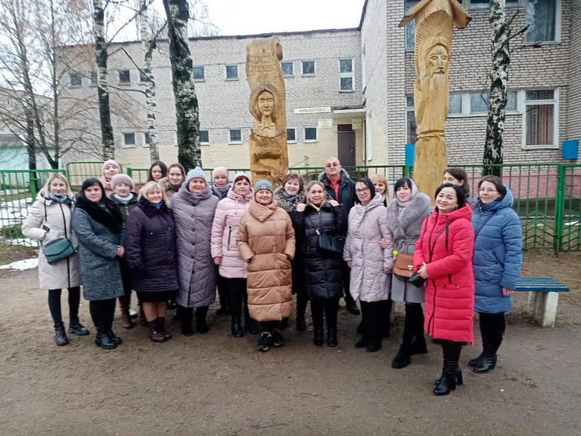 Supracoŭnicy klubaŭ kuĺtury Barysaŭskaha rajona pobač sa skuĺpturaj Hanny Ciundziavickaj