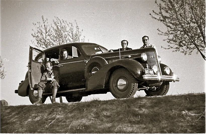 04 Каля аўто з сябрамі 1938.png