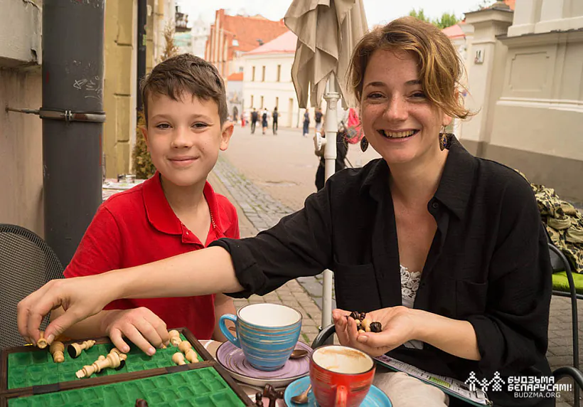 шахматы пад размову з Наталкай Харытанюк і сынам Багданам