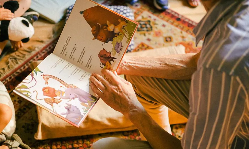 15-malavanycz-czytaje-kazku-dzieciam-u-MY.png Маляваныч чытае казку ў MY