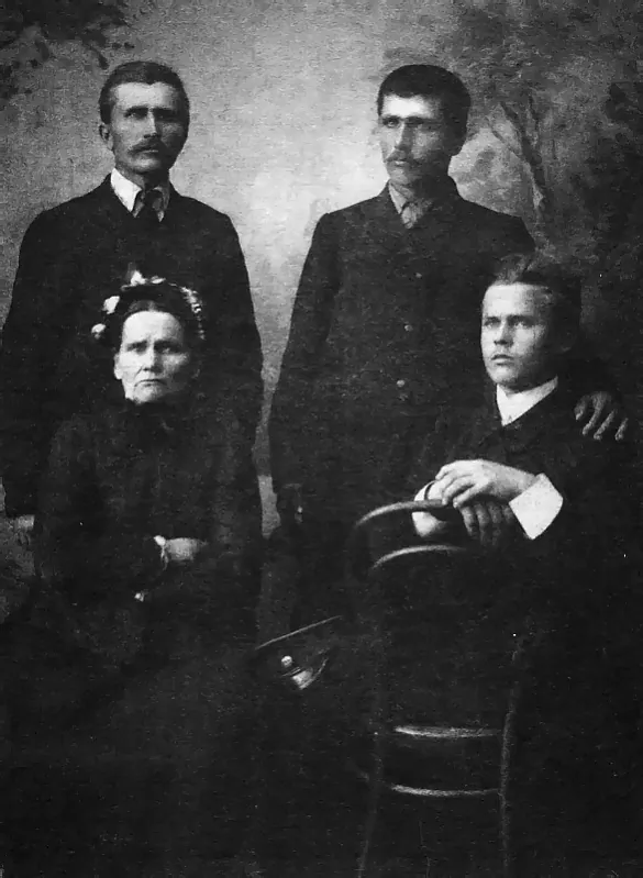 2 yazehp-drazdovich-z-maci-starehjshym-bratam-dzisna-1907.jpg Язэп Драздовіч з маці і старэйшым братам. Дзісна. 1907