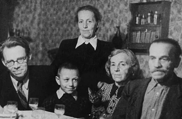 Paetka z siamjoj, kaniec 1940-ch Paetka z siamjoj, kaniec 1940-ch