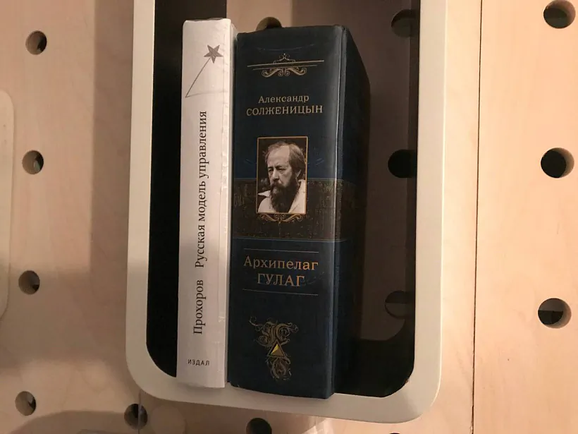 Сімвалічнае_суседства_на_кніжнай_паліцы.jpg Сімвалічнае_суседства_на_кніжнай_паліцы.jpg
