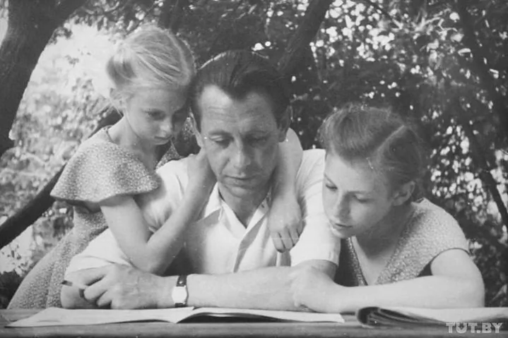 Piotr Mašeraŭ z dočkami Natalliaj i Alienaj