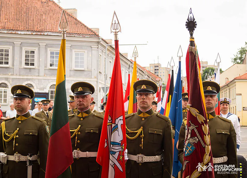 Літоўская армія на святочным шэсці на Дзень каранацыі Міндоўга mindoug_vostraja_brama_03.jpg