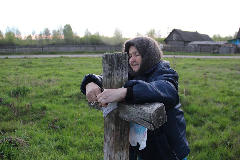 Замена ўбрання прыдарожнага крыжа ў в. Данілевічы Лельчыцкага р-на перад Вялікаднем у 2016 г. Фота Алены Ляшкевіч