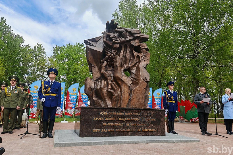 Adkryccio manumienta ab achviarach «hienacydu bielaruskaha naroda» ŭ Viciebsku Adkryccio manumienta ab achviarach «hienacydu bielaruskaha naroda» ŭ Viciebsku