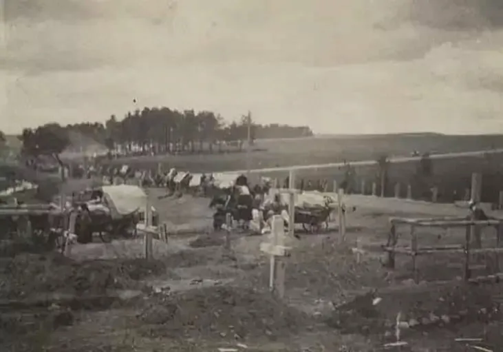 Pobač z miescam stajanki biežancaŭ u Liachavičach vyras cely cvintar Pobač z miescam stajanki biežancaŭ u Liachavičach vyras cely cvintar