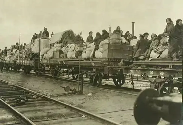 Biežancy jeduć na adkrytych platformach Biežancy jeduć na adkrytych platformach